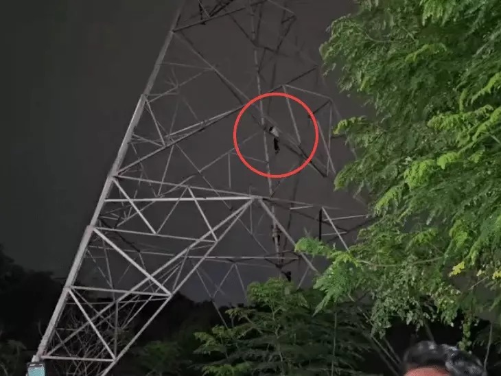 Bilaspur Video: छत्तीसगढ़ के बिलासपुर जिले में पारिवारिक विवाद के बाद एक युवक 150 फीट ऊंचे हाईटेंशन बिजली टावर पर चढ़ गया। करीब दो घंटे तक युवक टावर पर बैठा रहा। सूचना मिलते ही पुलिस और स्थानीय लोग मौके पर पहुंचे। काफी देर तक समझाने के बाद युवक को सुरक्षित नीचे उतार लिया गया। घटना का वीडियो भी सामने आया है। मामला सिटी कोतवाली थाना क्षेत्र का है।