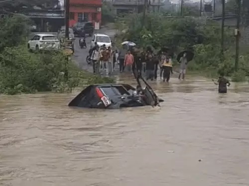CG News: छत्तीसगढ़ के कोरबा जिले में भारी बारिश के बीच उफनते दादर नाले को पार करने की कोशिश 2 युवकों पर भारी पड़ गई। तेज बहाव में उनकी स्कॉर्पियो बहने लगी और आधी पानी में डूब गई। स्थानीय लोगों की सतर्कता से दोनों युवकों की जान बच गई। पुलिस जांच में दोनों के शराब के नशे में होने की पुष्टि हुई, जिसके बाद वाहन जब्त कर उनके खिलाफ मामला दर्ज किया गया।