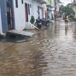 Raipur News: रायपुर के अमलीडीह स्थित महात्मा गांधी नगर में बारिश के बाद हुए जलभराव के बीच खेलते समय नाले में गिरने से साढ़े चार साल के मासूम काव्यांश साहू की मौत हो गई। घटना राजेंद्र नगर थाना क्षेत्र की है। हादसे के बाद बच्चे को नाले से निकालकर अस्पताल ले जाया गया, जहां डॉक्टरों ने उसे मृत घोषित कर दिया।
