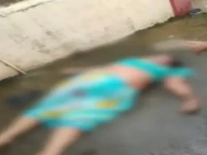 Raipur Current Accident: छत्तीसगढ़ की राजधानी रायपुर के टिकरापारा थाना क्षेत्र से एक दर्दनाक घटना सामने आई है। जहां करंट की चपेट में आने से मां और बेटे की मौके पर ही मौत हो गई। बताया जा रहा है कि महिला बालकनी में सूखने के लिए टंगे कपड़े निकालने गई थी। इसी दौरान वह करंट की चपेट में आ गई। मां को करंट से चिपका देखकर उसे बचाने पहुंचे 23 वर्षीय बेटे की भी करंट लगने से मौत हो गई।