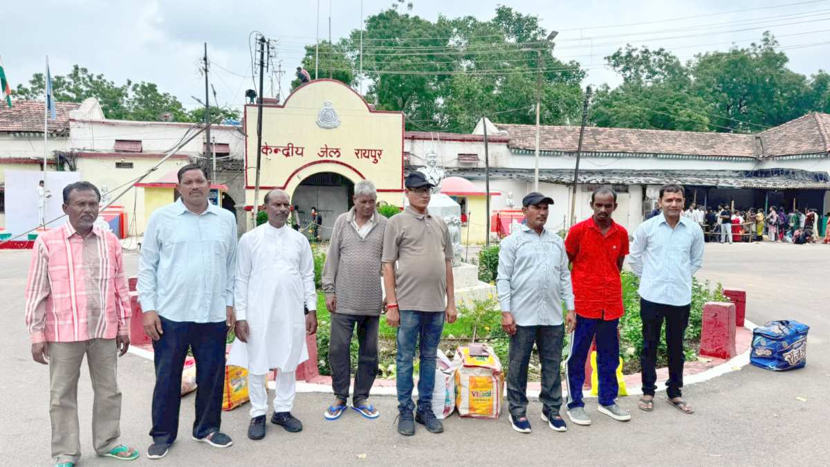 Raipur Jail: 15 अगस्त से पहले रायपुर केंद्रीय जेल से एक महिला समेत 9 उम्रकैदियों को रिहा किया गया है। सभी कैदी हत्या के मामलों में उम्रकैद की सजा काट रहे थे। जेल से बाहर निकलते समय सभी के हाथ में गीता थी। कुछ कैदियों को उनके परिवार के लोग लेने पहुंचे, जबकि कुछ अकेले ही जेल से बाहर निकले।