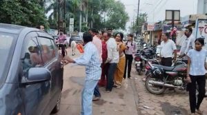 Bemetara News: छत्तीसगढ़ के बेमेतरा जिले से एक हैरान कर देने वाला मामला सामने आया है, जिसने पुलिस की कार्यप्रणाली पर सवाल खड़े कर दिया है। आरोप है कि फांसी लगाने की कोशिश करने वाली एक महिला को पुलिस ने मृत समझ लिया और कमरे में ताला लगाकर चली गई। करीब 2 घंटे बाद जब पुलिस पंचनामा करने लौटी और ताला खोला गया, तब महिला की सांसें चलती मिलीं। इसके बाद उसे तत्काल अस्पताल में भर्ती कराया गया।