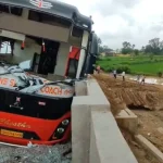 Gariyaband Accident: गरियाबंद के प्रसिद्ध भूतेश्वरनाथ धाम से दर्शन कर लौट रहे श्रद्धालुओं से भरी बस हादसे का शिकार हो गई। पारागांव पुल के पास बस अनियंत्रित होकर पुल से जा टकराई। हादसे के बाद चीख-पुकार मच गई और सड़क पर लंबा जाम लग गया।