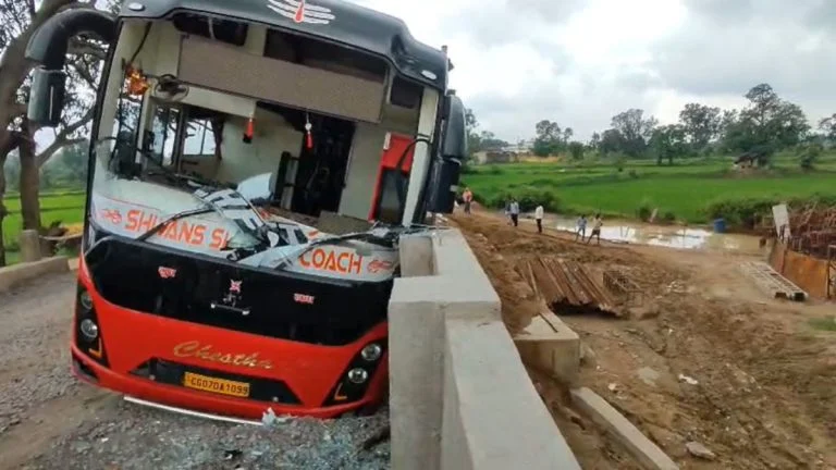 Gariyaband Accident: गरियाबंद के प्रसिद्ध भूतेश्वरनाथ धाम से दर्शन कर लौट रहे श्रद्धालुओं से भरी बस हादसे का शिकार हो गई। पारागांव पुल के पास बस अनियंत्रित होकर पुल से जा टकराई। हादसे के बाद चीख-पुकार मच गई और सड़क पर लंबा जाम लग गया।