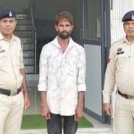 Dhamtari News: छत्तीसगढ़ के धमतरी जिले में दाढ़ी नहीं बनाने की बात को लेकर हुआ विवाद मारपीट और चाकूबाजी तक पहुंच गया। पुलिस ने त्वरित कार्रवाई करते हुए 43 वर्षीय आरोपी चम्मन लाल भारती को गिरफ्तार कर लिया है। मामला करेलीबड़ी चौकी क्षेत्र के ग्राम करेलीबड़ी का है।