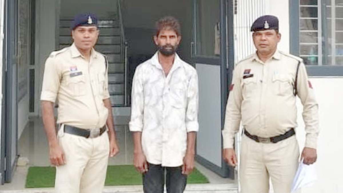 Dhamtari News: छत्तीसगढ़ के धमतरी जिले में दाढ़ी नहीं बनाने की बात को लेकर हुआ विवाद मारपीट और चाकूबाजी तक पहुंच गया। पुलिस ने त्वरित कार्रवाई करते हुए 43 वर्षीय आरोपी चम्मन लाल भारती को गिरफ्तार कर लिया है। मामला करेलीबड़ी चौकी क्षेत्र के ग्राम करेलीबड़ी का है।