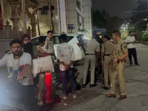 Raipur News: स्वतंत्रता दिवस के मद्देनजर रायपुर पुलिस ने सुरक्षा व्यवस्था कड़ी कर दी है। अपराधों की रोकथाम और कानून-व्यवस्था बनाए रखने के लिए सोमवार रात 8:30 बजे से 11:30 बजे तक रायपुर पुलिस ने शहरभर में व्यापक नाकेबंदी और सघन वाहन जांच अभियान चलाया। इस दौरान शहर में कुल 43 चेकिंग पॉइंट बनाए गए।