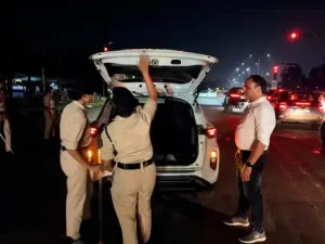 Raipur News: स्वतंत्रता दिवस के मद्देनजर रायपुर पुलिस ने सुरक्षा व्यवस्था कड़ी कर दी है। अपराधों की रोकथाम और कानून-व्यवस्था बनाए रखने के लिए सोमवार रात 8:30 बजे से 11:30 बजे तक रायपुर पुलिस ने शहरभर में व्यापक नाकेबंदी और सघन वाहन जांच अभियान चलाया। इस दौरान शहर में कुल 43 चेकिंग पॉइंट बनाए गए।