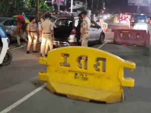 Raipur News: स्वतंत्रता दिवस के मद्देनजर रायपुर पुलिस ने सुरक्षा व्यवस्था कड़ी कर दी है। अपराधों की रोकथाम और कानून-व्यवस्था बनाए रखने के लिए सोमवार रात 8:30 बजे से 11:30 बजे तक रायपुर पुलिस ने शहरभर में व्यापक नाकेबंदी और सघन वाहन जांच अभियान चलाया। इस दौरान शहर में कुल 43 चेकिंग पॉइंट बनाए गए।