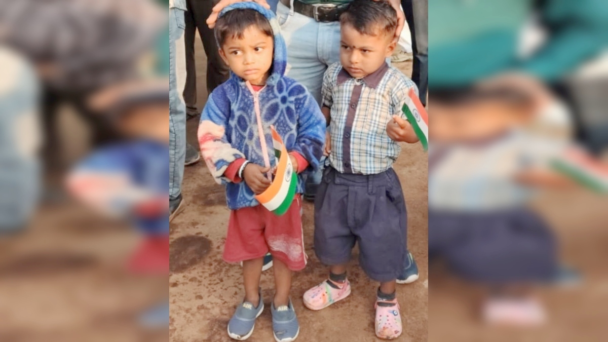 CG News: खैरागढ़ जिले के छुईखदान क्षेत्र के कोपरो गांव में तालाब में डूबने से दो मासूम बच्चों की मौत हो गई। हादसे के बाद पूरे गांव में शोक का माहौल है। सूचना मिलते ही पुलिस मौके पर पहुंची और जांच शुरू कर दी।