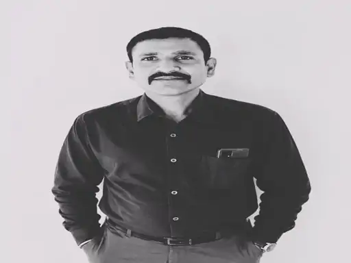 Durg Murder: दुर्ग जिले में कांग्रेस मंडल कोषाध्यक्ष की चाकू मारकर हत्या का मामला सामने आया है। रविवार देर रात बाइक सवार चार बदमाशों ने लूट की नीयत से कांग्रेस नेता को बीच सड़क पर रोक लिया। विरोध करने पर आरोपियों ने ताबड़तोड़ चाकू से हमला कर दिया और मोबाइल फोन तथा करीब 4 हजार रुपए नकद लूटकर फरार हो गए। पुलिस ने मामला दर्ज कर आरोपियों की तलाश शुरू कर दी है।
