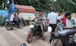 Bemetara News: छत्तीसगढ़ के बेमेतरा जिले से एक हैरान कर देने वाला मामला सामने आया है, जिसने पुलिस की कार्यप्रणाली पर सवाल खड़े कर दिया है। आरोप है कि फांसी लगाने की कोशिश करने वाली एक महिला को पुलिस ने मृत समझ लिया और कमरे में ताला लगाकर चली गई। करीब 2 घंटे बाद जब पुलिस पंचनामा करने लौटी और ताला खोला गया, तब महिला की सांसें चलती मिलीं। इसके बाद उसे तत्काल अस्पताल में भर्ती कराया गया।