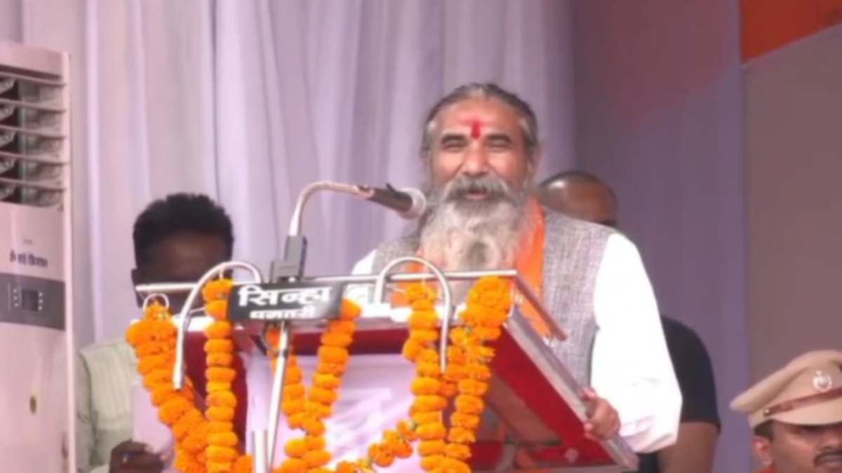 Balod News: बालोद में आयोजित एक सरकारी कार्यक्रम के दौरान कांकेर सांसद भोजराज नाग का बयान चर्चा का विषय बन गया। मुख्यमंत्री विष्णुदेव साय की मौजूदगी में मंच से उन्होंने कहा कि महादेव से प्रार्थना कर और नींबू काटकर बारिश रुकवाई गई, ताकि मुख्यमंत्री का कार्यक्रम बिना किसी बाधा के संपन्न हो सके। उनके इस बयान का वीडियो सोशल मीडिया पर तेजी से वायरल हो रहा है।