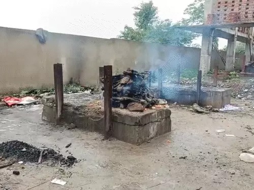 CG News: छत्तीसगढ़ के बिलासपुर में मुक्तिधाम में पालतू कुत्ते का अंतिम संस्कार किए जाने को लेकर विवाद खड़ा हो गया। घटना के बाद स्थानीय लोगों और कुछ संगठनों ने इसका विरोध किया। सूचना मिलने पर पुलिस मौके पर पहुंची और दोनों पक्षों को समझाइश देकर मामला शांत कराया। मामला तोरवा थाना क्षेत्र का है।