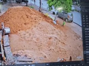 Raipur News: रायपुर में मंगेतर को उसके दोस्त के साथ देखकर एक युवक कार के बोनट पर चढ़ गया। इस दौरान कार करीब 200 मीटर तक चलती रही। संतुलन बिगड़ने पर युवक सड़क पर गिर गया, जिससे उसके सिर में गंभीर चोट लगी और उसकी मौत हो गई। घटना के 3 दिन बाद भी आरोपी पुलिस की गिरफ्त से बाहर है। मामला आमानाका थाना क्षेत्र का है।