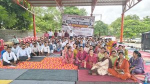 CG Patwari Strike: छत्तीसगढ़ में दो सूत्रीय मांगों को लेकर सोमवार को प्रदेशभर के पटवारी एक दिवसीय हड़ताल पर रहे। बलौदाबाजार-भाटापारा जिले के पटवारियों ने भी जिला मुख्यालय स्थित दशहरा मैदान में प्रदर्शन कर शासन से पदोन्नति और वेतन विसंगति दूर करने की मांग उठाई।