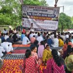CG Patwari Strike: छत्तीसगढ़ में दो सूत्रीय मांगों को लेकर सोमवार को प्रदेशभर के पटवारी एक दिवसीय हड़ताल पर रहे। बलौदाबाजार-भाटापारा जिले के पटवारियों ने भी जिला मुख्यालय स्थित दशहरा मैदान में प्रदर्शन कर शासन से पदोन्नति और वेतन विसंगति दूर करने की मांग उठाई।