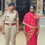 CG Loan Fraud: दुर्ग: स्व-सहायता समूह में निवेश कर अधिक मुनाफा दिलाने का झांसा देकर महिलाओं के नाम पर मुद्रा और पर्सनल लोन निकलवाने वाली एक महिला को जामुल पुलिस ने गिरफ्तार किया है। पुलिस के अनुसार आरोपी ने इस तरीके से करीब 15 लाख रुपए की ठगी की है।
