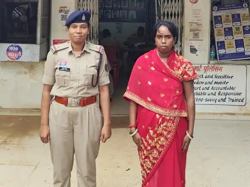 CG Loan Fraud: दुर्ग: स्व-सहायता समूह में निवेश कर अधिक मुनाफा दिलाने का झांसा देकर महिलाओं के नाम पर मुद्रा और पर्सनल लोन निकलवाने वाली एक महिला को जामुल पुलिस ने गिरफ्तार किया है। पुलिस के अनुसार आरोपी ने इस तरीके से करीब 15 लाख रुपए की ठगी की है।
