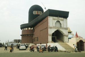 Sawan Somwar 2026: राजनांदगांव के मां पाताल भैरवी मंदिर परिसर में शनिवार रात 120 फीट ऊंचे विशाल शिवलिंग का महाभिषेक श्रद्धा और भक्ति के साथ किया गया। धार्मिक आयोजन में बड़ी संख्या में श्रद्धालु शामिल हुए और भगवान शिव का जलाभिषेक कर पूजा-अर्चना की।