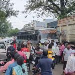 Korba Bus Accident: छत्तीसगढ़ के कोरबा जिले के कटघोरा क्षेत्र में सोमवार को एक भीषण सड़क हादसा हो गया। सेनानी पेट्रोल पंप के पास बिलासपुर से कोरबा आ रही यात्रियों से भरी यादव बस और बोलेरो की आमने-सामने टक्कर हो गई। हादसे के बाद मौके पर अफरा-तफरी मच गई और स्थानीय लोगों ने तुरंत राहत एवं बचाव कार्य शुरू किया।
