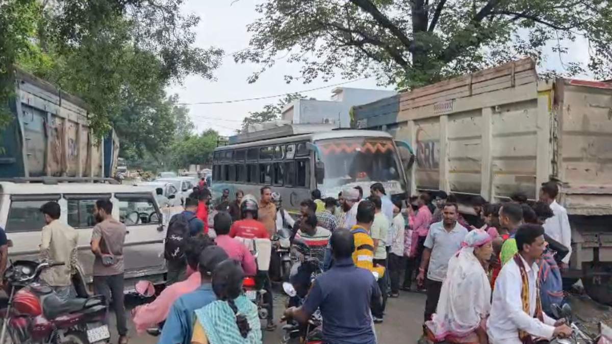Korba Bus Accident: छत्तीसगढ़ के कोरबा जिले के कटघोरा क्षेत्र में सोमवार को एक भीषण सड़क हादसा हो गया। सेनानी पेट्रोल पंप के पास बिलासपुर से कोरबा आ रही यात्रियों से भरी यादव बस और बोलेरो की आमने-सामने टक्कर हो गई। हादसे के बाद मौके पर अफरा-तफरी मच गई और स्थानीय लोगों ने तुरंत राहत एवं बचाव कार्य शुरू किया।