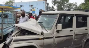 Korba Bus Accident: छत्तीसगढ़ के कोरबा जिले के कटघोरा क्षेत्र में सोमवार को एक भीषण सड़क हादसा हो गया। सेनानी पेट्रोल पंप के पास बिलासपुर से कोरबा आ रही यात्रियों से भरी यादव बस और बोलेरो की आमने-सामने टक्कर हो गई। हादसे के बाद मौके पर अफरा-तफरी मच गई और स्थानीय लोगों ने तुरंत राहत एवं बचाव कार्य शुरू किया।