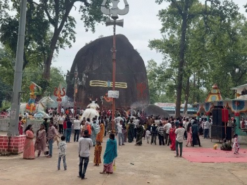 Sawan Somwar 2026: सावन के पहले सोमवार पर छत्तीसगढ़ के प्रमुख शिवालयों में सुबह से ही श्रद्धालुओं की भारी भीड़ उमड़ रही है। भगवान शिव के दर्शन और जलाभिषेक के लिए देर रात से ही मंदिरों के बाहर लंबी कतारें लगी हुई हैं। श्रद्धालु पूरे श्रद्धा भाव से पूजा-अर्चना कर सुख-समृद्धि और परिवार की खुशहाली की कामना कर रहे हैं।