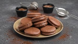 CG Chocolate Ban: बच्चों में लोकप्रिय Lotte Choco Pie के एक बैच को अमानक पाए जाने के बाद खाद्य एवं औषधि विभाग ने बड़ी कार्रवाई की है। दुर्ग में संबंधित बैच की बिक्री और भंडारण पर रोक लगा दी गई है। अब पूरे छत्तीसगढ़ में इस बैच पर प्रतिबंध लगाने की प्रक्रिया शुरू कर दी गई है।