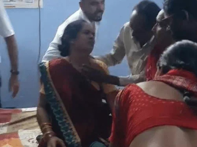 Bemetara News: छत्तीसगढ़ के बेमेतरा जिले से एक हैरान कर देने वाला मामला सामने आया है, जिसने पुलिस की कार्यप्रणाली पर सवाल खड़े कर दिया है। आरोप है कि फांसी लगाने की कोशिश करने वाली एक महिला को पुलिस ने मृत समझ लिया और कमरे में ताला लगाकर चली गई। करीब 2 घंटे बाद जब पुलिस पंचनामा करने लौटी और ताला खोला गया, तब महिला की सांसें चलती मिलीं। इसके बाद उसे तत्काल अस्पताल में भर्ती कराया गया।