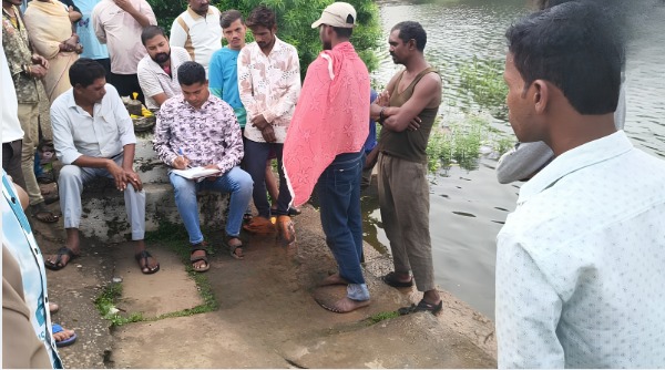 Balodabazar News: छत्तीसगढ़ के बलौदाबाजार शहर के पिपरहा तालाब में शुक्रवार को एक युवक का शव मिलने से इलाके में हड़कंप मच गया। नहाने पहुंचे लोगों ने तालाब में शव तैरता देखा, जिसके बाद पुलिस को सूचना दी गई। मामला कोतवाली थाना क्षेत्र का है।