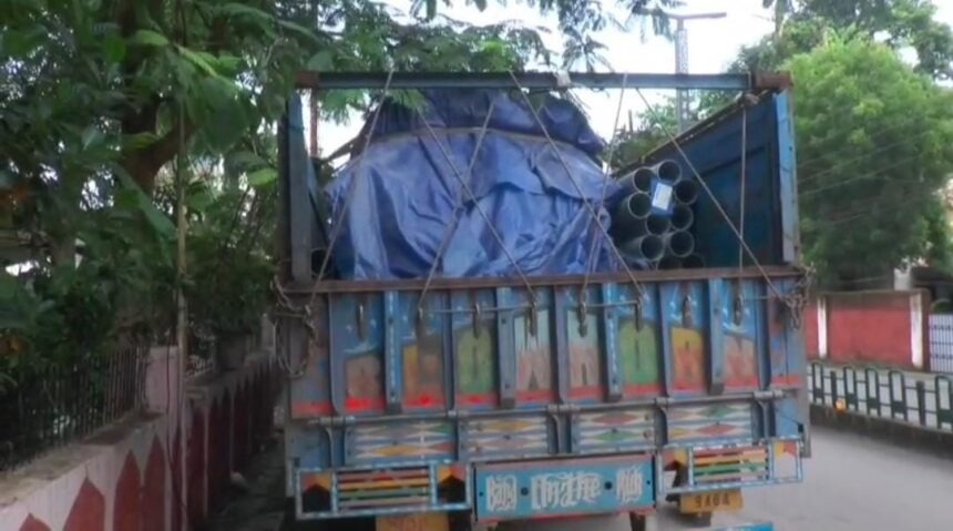 Raipur Ganja Smuggling: राजधानी रायपुर में अवैध गांजा तस्करी के खिलाफ बड़ी कार्रवाई सामने आई है। शहर पुलिस के बाद अब रायपुर ग्रामीण क्षेत्र में एंटी ड्रग्स टीम ने मंदिर हसौद थाना क्षेत्र के पास एक ट्रक से करीब 250 किलो गांजा बरामद किया है। ट्रक में प्लास्टिक प्लंबिंग पाइप की आड़ में गांजे की तस्करी किए जाने की जानकारी सामने आई है।