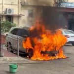CG Fire: दुर्ग नगर निगम परिसर में गुरुवार को उस समय अफरा-तफरी मच गई, जब महापौर अलका बाघमार की इनोवा कार में अचानक भीषण आग लग गई। गनीमत रही कि महापौर कुछ ही क्षण पहले गाड़ी से उतर चुकी थीं, जिससे बड़ा हादसा टल गया। घटना पद्मनाभपुर थाना क्षेत्र की है। मामले की जांच के लिए फोरेंसिक टीम भी मौके पर पहुंची।