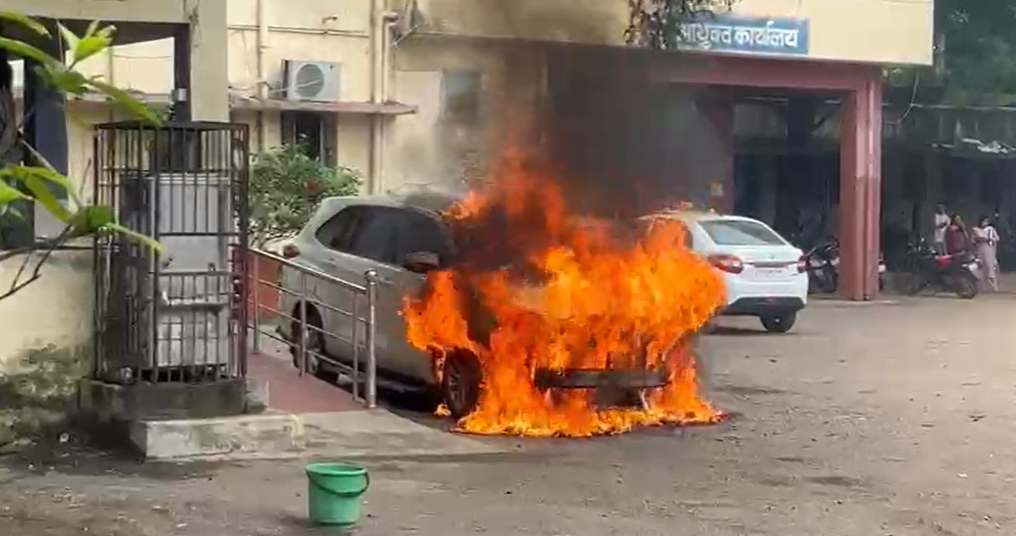 CG Fire: दुर्ग नगर निगम परिसर में गुरुवार को उस समय अफरा-तफरी मच गई, जब महापौर अलका बाघमार की इनोवा कार में अचानक भीषण आग लग गई। गनीमत रही कि महापौर कुछ ही क्षण पहले गाड़ी से उतर चुकी थीं, जिससे बड़ा हादसा टल गया। घटना पद्मनाभपुर थाना क्षेत्र की है। मामले की जांच के लिए फोरेंसिक टीम भी मौके पर पहुंची।