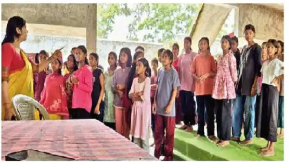 CG News: सरगुजा जिले के उदयपुर ब्लॉक स्थित खमरिया बालिका छात्रावास की छात्राओं ने सुरक्षा गार्ड पर निजी काम करवाने और धमकाने का आरोप लगाया है। शिकायत सामने आने के बाद संबंधित अधिकारियों ने मामले की जांच शुरू कर दी है।