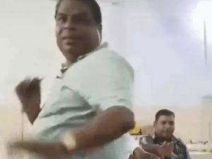 Sakti School Video: छत्तीसगढ़ के सक्ती जिले के एक शासकीय स्कूल में शिक्षकों द्वारा कथित रूप से शराब और चिकन पार्टी करने का वीडियो सोशल मीडिया पर वायरल होने के बाद शिक्षा विभाग ने कार्रवाई शुरू कर दी है। मामले में पांच शिक्षकों और एक कर्मचारी को कारण बताओ नोटिस जारी किया गया है। घटना मालखरौदा विकासखंड के शासकीय हायर सेकेंडरी स्कूल किरारी की बताई जा रही है।