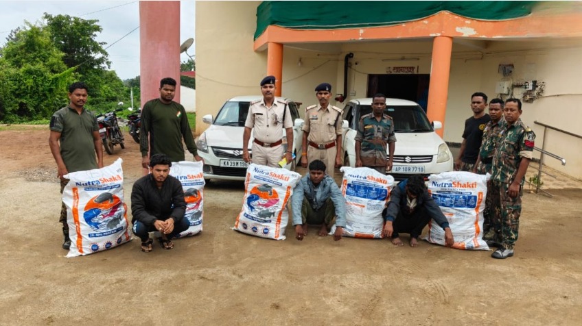 CG Ganja Smuggling: सुकमा जिले में अवैध मादक पदार्थों की तस्करी के खिलाफ बड़ी कार्रवाई करते हुए पुलिस ने 68 किलोग्राम गांजा के साथ तीन अंतरराज्यीय तस्करों को गिरफ्तार किया है। आरोपी ओडिशा से दो कारों में गांजा छिपाकर छत्तीसगढ़ ला रहे थे। पुलिस ने एनएच-30 पर घेराबंदी कर दोनों वाहनों को पकड़ा। जब्त सामग्री की कुल अनुमानित कीमत 62 लाख 63 हजार 100 रुपए बताई गई है। मामला एर्राबोर थाना क्षेत्र का है।