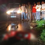 CG Murder: बलौदाबाजार जिले के भाटापारा क्षेत्र में 65 वर्षीय बुजुर्ग की धारदार हथियार से हत्या का मामला सामने आया है। ग्राम खैंदा और मुड़ियाडीह के बीच सड़क पर हुई इस वारदात से इलाके में सनसनी फैल गई। घटना कोतवाली थाना क्षेत्र की है।