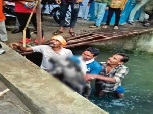 Raipur News: रायपुर के अमलीडीह स्थित महात्मा गांधी नगर में बारिश के बाद हुए जलभराव के बीच खेलते समय नाले में गिरने से साढ़े चार साल के मासूम काव्यांश साहू की मौत हो गई। घटना राजेंद्र नगर थाना क्षेत्र की है। हादसे के बाद बच्चे को नाले से निकालकर अस्पताल ले जाया गया, जहां डॉक्टरों ने उसे मृत घोषित कर दिया।