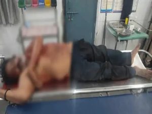 CG Murder: जांजगीर-चांपा जिले में लिफ्ट देने के बाद एक चौकीदार की चाकू मारकर हत्या कर दी गई। रविवार रात चांपा रोड पर दो नाबालिगों ने लूट की नीयत से 52 वर्षीय चौकीदार पर चलती मोटरसाइकिल में हमला कर दिया। गंभीर रूप से घायल चौकीदार की अस्पताल में मौत हो गई। पुलिस ने दोनों नाबालिगों को हिरासत में लेकर मामले की जांच शुरू कर दी है।