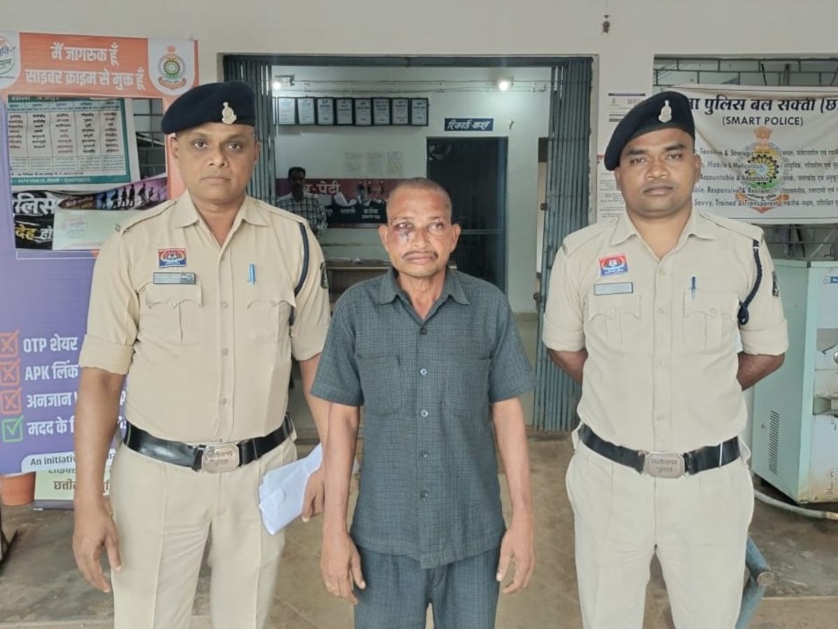 CG News: सक्ती जिले से एक हैरान कर देने वाला मामला सामने आया है, जहां जैजैपुर थाना क्षेत्र में घरेलू विवाद के दौरान पति ने अपनी पत्नी के सिर पर टांगी से हमला कर दिया। बताया जा रहा है कि आरोपी ने पत्नी को घर छोड़कर जाने के लिए कहा था। जब महिला ने इनकार किया तो गुस्से में आकर उसने धारदार टांगी से हमला कर दिया। घटना के बाद आरोपी फरार हो गया था, जिसे पुलिस ने घेराबंदी कर गिरफ्तार कर लिया। आरोपी को न्यायालय में पेश करने के बाद न्यायिक रिमांड पर जेल भेज दिया गया।