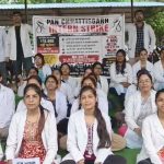 CG Doctors Strike: जगदलपुर के डिमरापाल स्थित मेडिकल कॉलेज में इंटर्न डॉक्टरों ने अपनी मांगों को लेकर मंगलवार को एक दिवसीय हड़ताल करते हुए काम बंद कर दिया। इंटर्न डॉक्टरों की मांग है कि उनका मासिक स्टाइपेंड 16 हजार रुपये से बढ़ाकर 30 हजार रुपये किया जाए। हड़ताल के चलते मेडिकल कॉलेज की स्वास्थ्य सेवाएं प्रभावित रहीं।