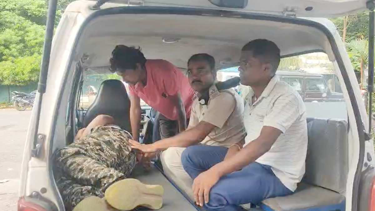 CG News: बलरामपुर जिले के रामानुजगंज वन परिक्षेत्र में मंगलवार सुबह वन विभाग के एक फॉरेस्ट गार्ड पर जानलेवा हमला किए जाने का मामला सामने आया है। वन वाटिका क्षेत्र में अवैध रूप से लकड़ी काटने का विरोध करने पर आरोपियों ने फॉरेस्ट गार्ड पिंटू मालाकार के साथ मारपीट कर दी। हमले में उनके सिर में गंभीर चोट आई है और उन्हें इलाज के लिए अस्पताल में भर्ती कराया गया है।
