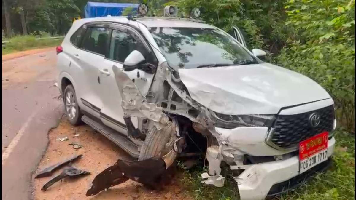 Gariyaband Accident: छत्तीसगढ़ के गरियाबंद जिले में नेशनल हाईवे-130 C पर गुरुवार सुबह सड़क हादसा हो गया। हादसे में जिला पंचायत अध्यक्ष गौरी शंकर कश्यप बाल-बाल बच गए। वे अपनी इनोवा कार से निजी निवास से राजधानी की ओर जा रहे थे, तभी राजापड़ाव के पहले हाईवे के मोड़ पर सामने से आ रही पिकअप ने उनकी गाड़ी को टक्कर मार दी।