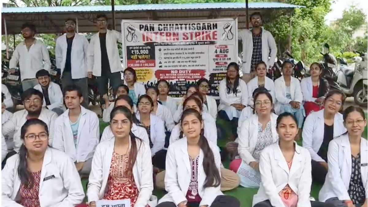 CG Doctors Strike: जगदलपुर के डिमरापाल स्थित मेडिकल कॉलेज में इंटर्न डॉक्टरों ने अपनी मांगों को लेकर मंगलवार को एक दिवसीय हड़ताल करते हुए काम बंद कर दिया। इंटर्न डॉक्टरों की मांग है कि उनका मासिक स्टाइपेंड 16 हजार रुपये से बढ़ाकर 30 हजार रुपये किया जाए। हड़ताल के चलते मेडिकल कॉलेज की स्वास्थ्य सेवाएं प्रभावित रहीं।