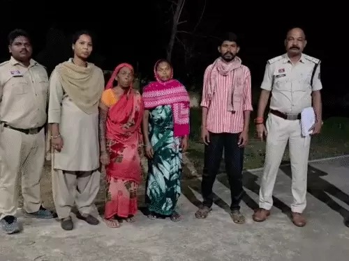 CG Murder: गर्लफ्रेंड ने की बॉयफ्रेंड की मां का मर्डर; गला घोंटा, घर में रखे शव को बदबू आने पर दफनाया CG Murder: जशपुर जिले में 58 वर्षीय महिला की हत्या के मामले में पुलिस ने मृतका के बेटे समेत तीन आरोपियों को गिरफ्तार किया है। पुलिस जांच में सामने आया कि बेटे के पड़ोस में रहने वाली महिला से प्रेम संबंध थे। जमीन विवाद के दौरान प्रेमिका और उसकी मां ने महिला की गला दबाकर हत्या कर दी। बाद में बेटे ने भी शव छिपाने और सबूत मिटाने में उनका साथ दिया।