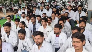 CG Doctors Strike: जगदलपुर के डिमरापाल स्थित मेडिकल कॉलेज में इंटर्न डॉक्टरों ने अपनी मांगों को लेकर मंगलवार को एक दिवसीय हड़ताल करते हुए काम बंद कर दिया। इंटर्न डॉक्टरों की मांग है कि उनका मासिक स्टाइपेंड 16 हजार रुपये से बढ़ाकर 30 हजार रुपये किया जाए। हड़ताल के चलते मेडिकल कॉलेज की स्वास्थ्य सेवाएं प्रभावित रहीं।