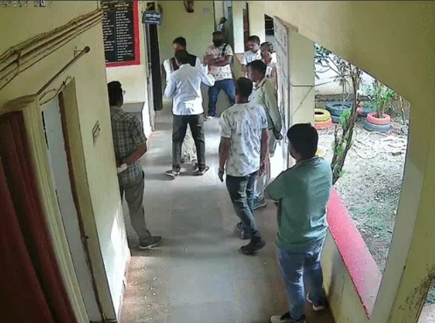 Raipur Breaking: रायपुर जिले के अभनपुर नगर पालिका अध्यक्ष उत्रसेन गहिरवारे पर मुख्य नगर पालिका अधिकारी (CMO) निलेश केरकेट्टा और सब इंजीनियर दुशांत चौहान से गाली-गलौज करने और मारपीट की धमकी देने का आरोप लगा है। बताया जा रहा है कि बिना काम किए निधि से भुगतान कराने के दबाव को लेकर विवाद हुआ था। अधिकारियों की शिकायत पर अभनपुर थाने में नगर पालिका अध्यक्ष के खिलाफ मामला दर्ज किया गया है।