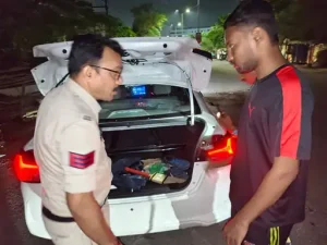 Raipur News: स्वतंत्रता दिवस के मद्देनजर रायपुर पुलिस ने सुरक्षा व्यवस्था कड़ी कर दी है। अपराधों की रोकथाम और कानून-व्यवस्था बनाए रखने के लिए सोमवार रात 8:30 बजे से 11:30 बजे तक रायपुर पुलिस ने शहरभर में व्यापक नाकेबंदी और सघन वाहन जांच अभियान चलाया। इस दौरान शहर में कुल 43 चेकिंग पॉइंट बनाए गए।