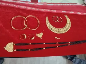 CG Theft: छत्तीसगढ़ के भिलाई में नाबालिग को धमकाकर उसके रिश्तेदारों के घर से सोने के जेवर चोरी कराने के मामले में पुलिस ने कांग्रेस पार्षद के बेटे समेत तीन आरोपियों को गिरफ्तार किया है। पुलिस के अनुसार, आरोपियों के कब्जे से करीब 8 लाख रुपए के सोने के जेवर और अन्य चोरी का सामान बरामद किया गया है। मामला स्मृतिनगर पुलिस चौकी क्षेत्र का है।